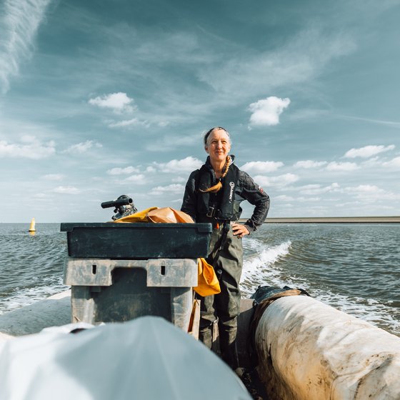 Wat het wad schaft, vrouw op boot is bezig met duurzame visserij, Lauwersoog, Groningen