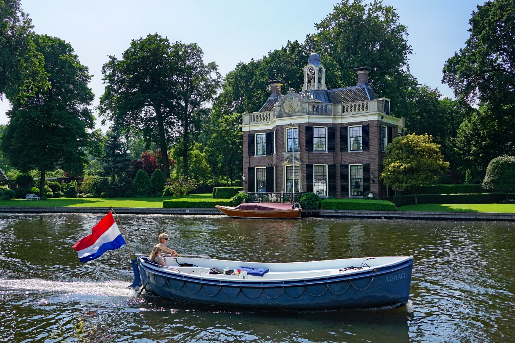 Buitenplaats Goudestein met sloep in de Vecht Buitenplaats Goudestein met sloep in de Vecht